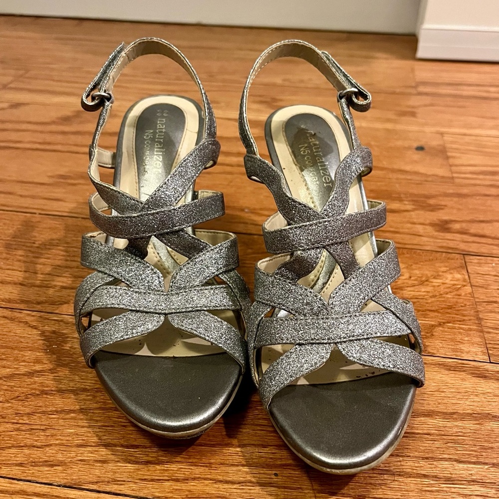 Naturalizer metallic silver healed sandals, Size 6